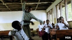 Umbalisi etshaya umntwana esikolo.