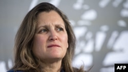 ARCHIVO - La ministra de Finanzas de Canadá, Chrystia Freeland, asiste a un evento en el marco de la reunión del Foro Económico Mundial en Davos el 18 de enero de 2024.