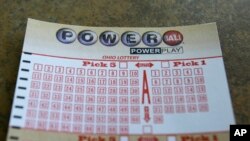 ARCHIVO - Una tarjeta de lotería Powerball descansa sobre una mesa el 8 de enero de 2016 en Lyndhurst, Ohio