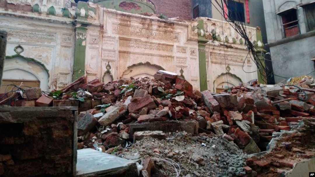 Puing-puing sebuah masjid Ahmadiyah yang dihancurkan oleh sekelompok massa di Sialkot, timur Pakistan, 24 Mei 2018.
