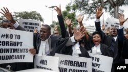 Les avocats du barreau du Zimbabwe participent à une "Marche pour la justice" devant la Cour constitutionnelle à Harare le 29 janvier 2019.