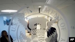 在维吉尼亚州费尔法克斯的一个机构里可以看到国土安全部的标志（2015年7月22日）。