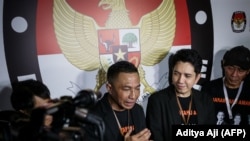 Pasangan cagub-cawagub Dharma Pongrekun (kiri) dan cawagub Kun Wardana memberi keterangan pers usai menghadiri penarikan undian nomor pasangan pilkada Jakarta di KPUD Jakarta, 23 September 2024. (Foto: Aditya Aji/AFP)