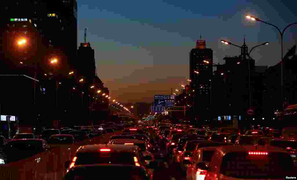 ترافیک سنگین روزانه در شهر پکن در چین. ترافیک در این شهر هر روز عصر به اوج خود می رسد.