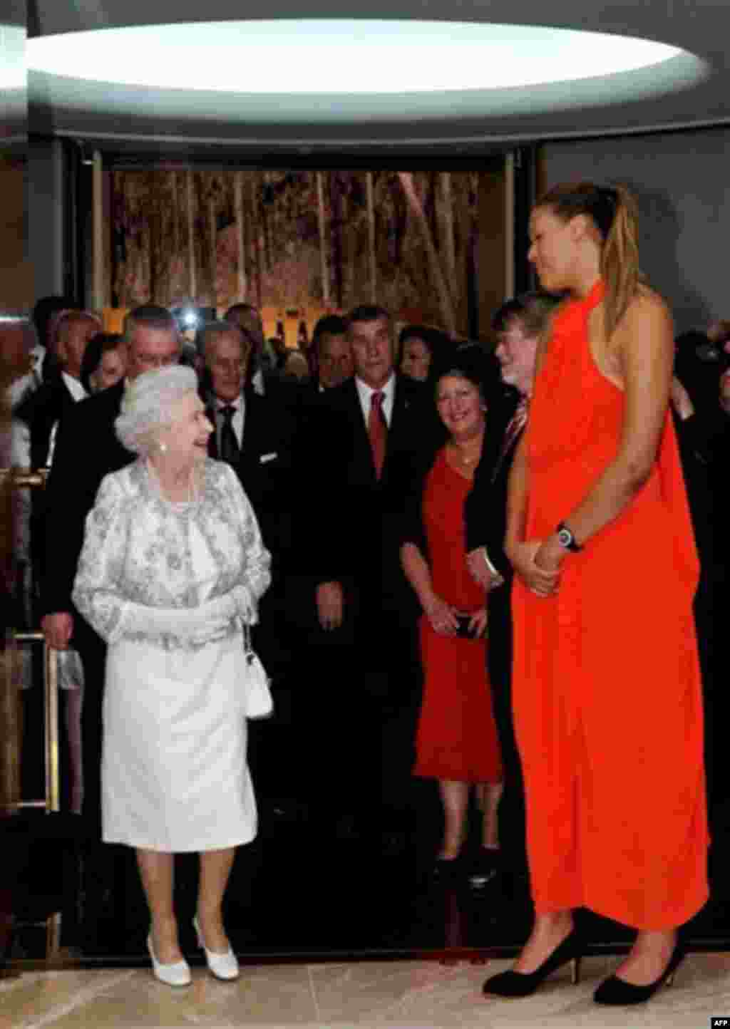 Queen Elizabeth II, left, meets Australian basketball player Liz Cambage, 6 ft 8 in (2.03 m) tall, at a Parliamentary Reception at Parliament House in Canberra on Friday, Oct. 21, 2011. (AP Photo/Andrew Meares, Pool)