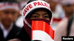 Seorang perempuan dalam demonstrasi memprotes serangan udara Israel di Gaza, di Jakarta, 11 Juli 2014. (REUTERS/Beawiharta )