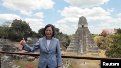 La presidenta de Taiwán, Tsai Ing-wen, posa para una foto oficial durante su visita al sitio maya Tikal, en Petén, Guatemala, el sábado 1 de abril de 2023. 