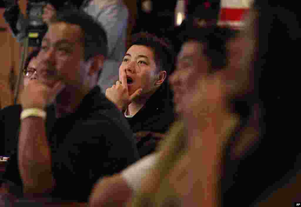Fans of Taiwanese-American Jeremy Lin watch him play against the Sacramento Kings at a local sports bar in Taipei, Taiwan, February 16, 2012. (AP)