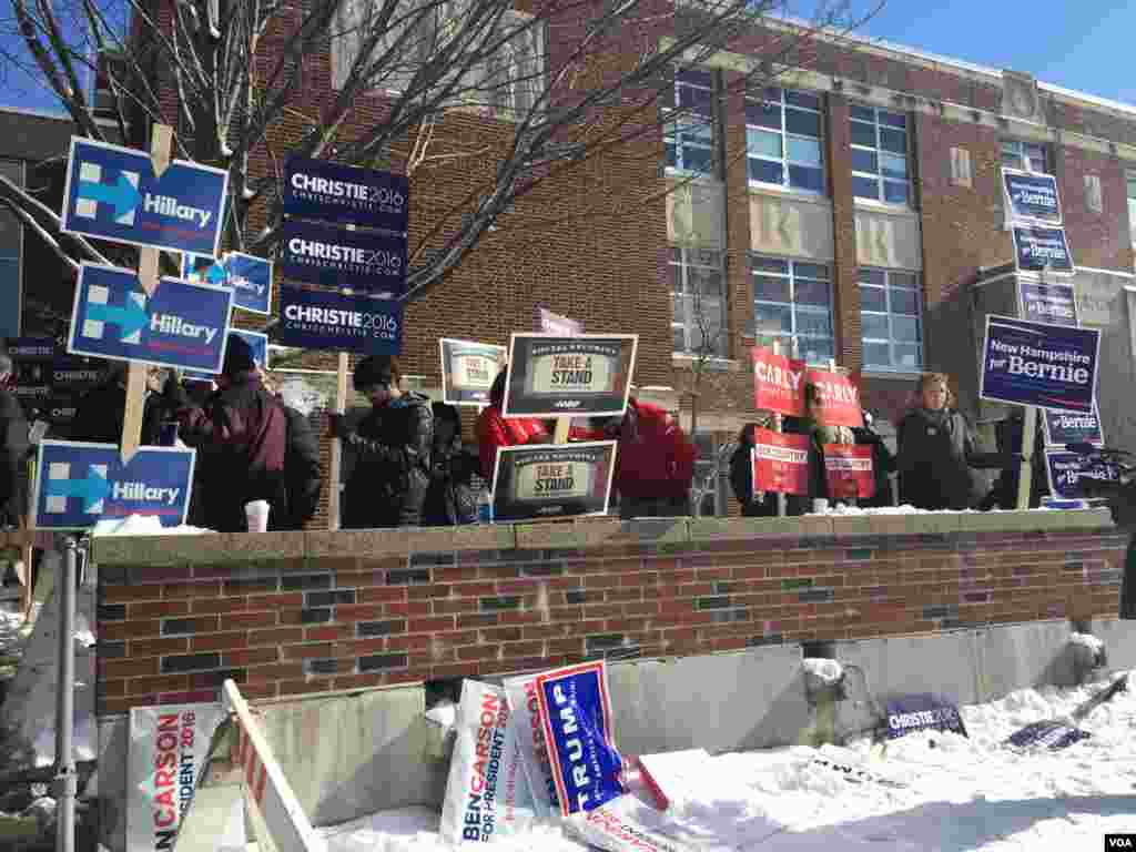 Poster kandidat capres dipajang di depan TPS di Ward 1, Manchester, New Hampshire, 9 Februari 2016. (Foto: K. Gypson / VOA)