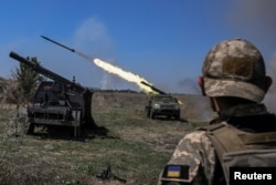 Фото: український військовий проводить постріл з MLRS в Запорізькій області, 19 серпня 2023 року (Viacheslav Ratynsky/Reuters)