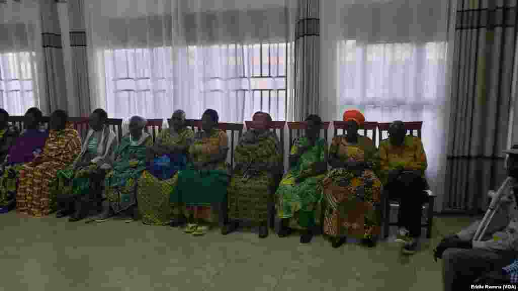 Bamwe mu babyeyi bagizwe incike na jenoside&nbsp;batuye mu nzu yabagenewe iri mu karere ka Bugesera mu ntara y&#39;uburasirazuba bw&#39;u Rwanda mu kiganiro n&#39;umunyamakuru w&#39;Ijwi ry&#39;Amerika Eddie Rwema