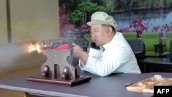 朝中社在8月初发表一张朝鲜领导人金正恩正在亲自测试朝鲜研制的系列枪族。