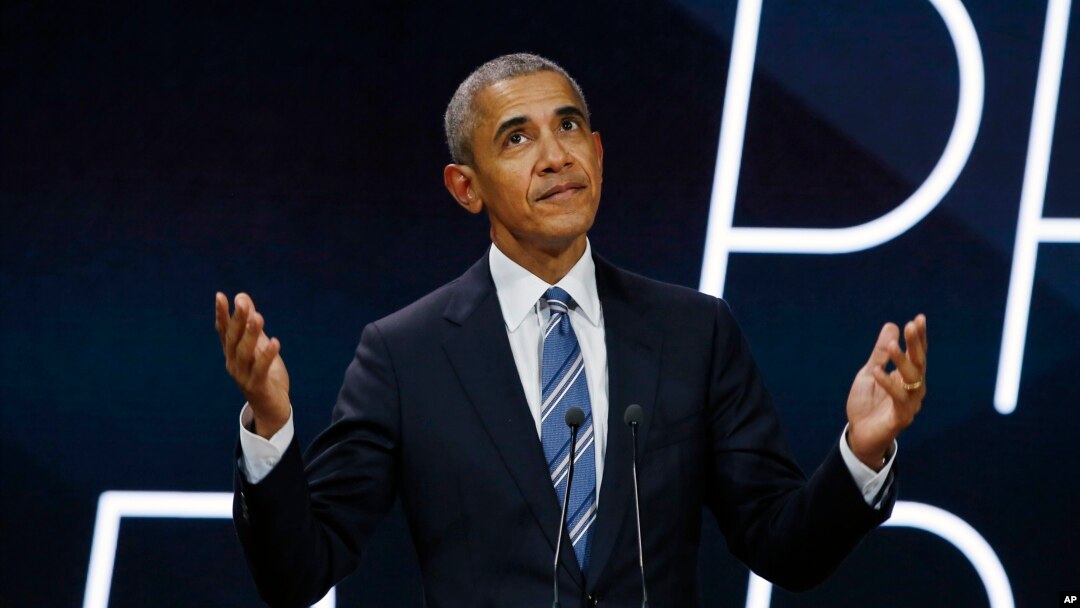 Mantan Presiden Amerika Barack Obama di panggung sebelum memberikan pidato di Paris, 2 Desember 2017.