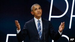 Mantan Presiden Amerika Barack Obama di panggung sebelum memberikan pidato di Paris, 2 Desember 2017.