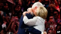 Zaferini eski Başkan eşi Bill Clinton'a sarılarak kutlayan Hillary Clinton