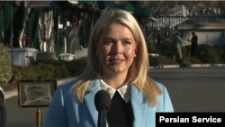 کارولاین لیویت، سخنگوی کاخ سفید، روز سه‌شنبه پنجم اسفند‌ ۱۴۰۴ در محوطه کاخ سفید