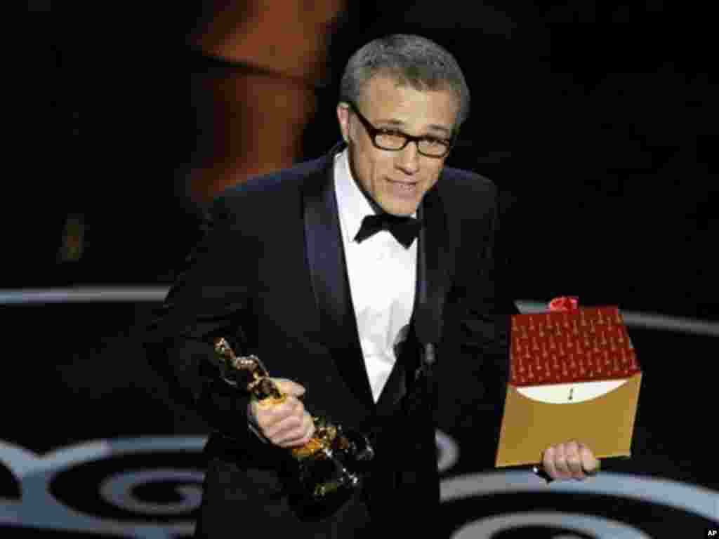 Christoph Waltz saat menerima penghargaan sebagai aktor pendukung terbaik dalam film &quot;Django Unchained&quot; pada Academy Awards ke-85 di Dolby Theatre, Los Angeles (24/2). (AP/Chris Pizzello/Invision)