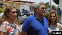 El general retirado Raúl Baduel habla con los medios junto a su esposa Cruz Maria de Baduel (izquierda) y su hija en agosto de 2015.