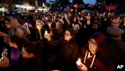 Malam renungan lintas agama diadakan di Squirrel Hill, Pittsburgh (27/10). 