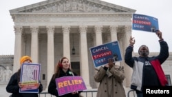 Partidarios del plan del presidente Joe Biden de perdonar los préstamos estudiantiles se manifiestan frente a la sede de la Corte Suprema de EEUU en Washington el 28 de febrero de 2023.