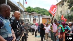 La police anti-émeute encadre une manifestation à Mamoudzou dans le territoire français d'outre-mer de Mayotte, le 20 février 2018.