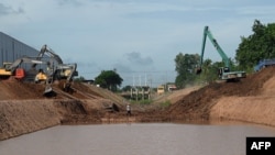 Esta fotografía tomada el 9 de julio de 2024 muestra a trabajadores usando excavadoras durante la construcción del canal Funan Techo a lo largo del canal Prek Takeo en la provincia de Kandal.