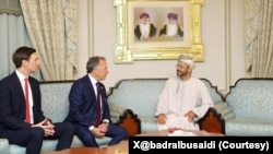 도널드 트럼프 대통령의 사위 재러드 쿠슈너와(사진 맨 왼쪽) 스티브 위트코프 미 중동 특사(사진 가운데)가 오만을 방문하여 바드르 빈 하마드 알부사이디 오만 외교장관과 논의하고 있다.