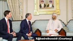 资料照片：阿曼外交大臣巴德尔·阿尔布赛义迪(右一)与美国谈判代表兼特使史蒂夫·威特科夫和非正式美国总统顾问贾里德·库什纳在马斯喀特举行会晤。(2026年2月6日)
