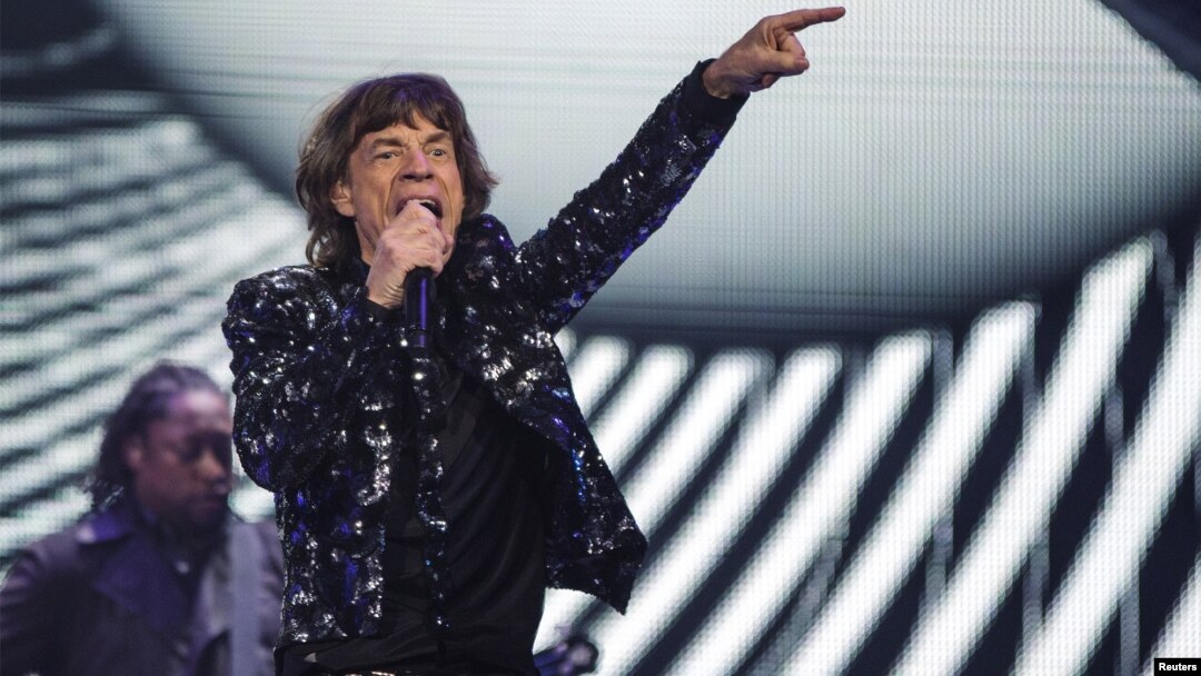 Penyanyi Mick Jagger tampil di konser ulang tahun setengah abad The Rolling Stones di Barclays Center, New York (8/12). (Reuters/Lucas Jackson)