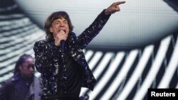 Penyanyi Mick Jagger tampil di konser ulang tahun setengah abad The Rolling Stones di Barclays Center, New York (8/12). (Reuters/Lucas Jackson)