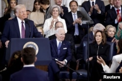 Mantan Presiden Amerika Serikat Joe Biden dan mantan Wakil Presiden Amerika Serikat Kamala Harris mendengarkan pidato Presiden Amerika Donald Trump (kiri) seusai pelantikan di rotunda Gedung Capitol Amerika di Washington, DC, 20 Januari 2025. (SHAWN THEW/Pool via REUTERS)