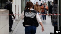 یک افسر پلیس فرانسه در نزدیکی ایستگاه مترو در پاریس. به گفته شاهدان و پلیس، زنی که در مترو پاریس رفتار و اظهارات «تهدیدآمیز» داشت، هدف گلوله پلیس قرار گرفت و زخمی شد. (سه‌شنبه ۹ آبان ۱۴۰۲)