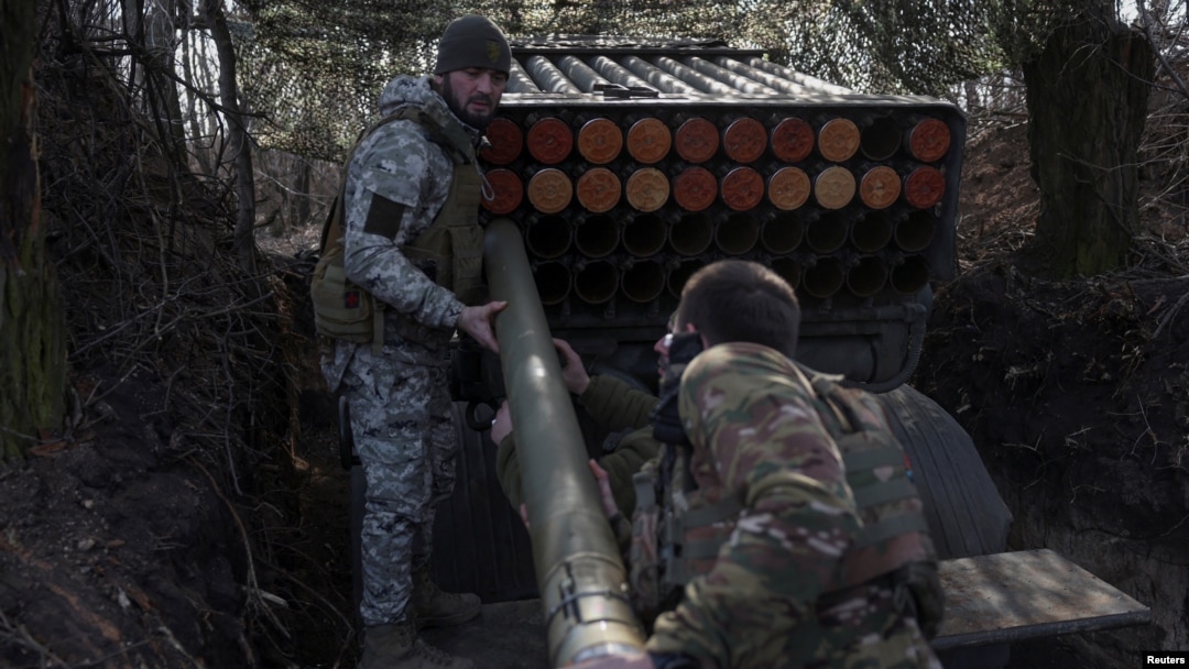 Украинские военнослужащие заряжают БМ-21 «Град» на позиции недалеко от Покровска в Донецкой области Украины. 14 февраля 2025 г.