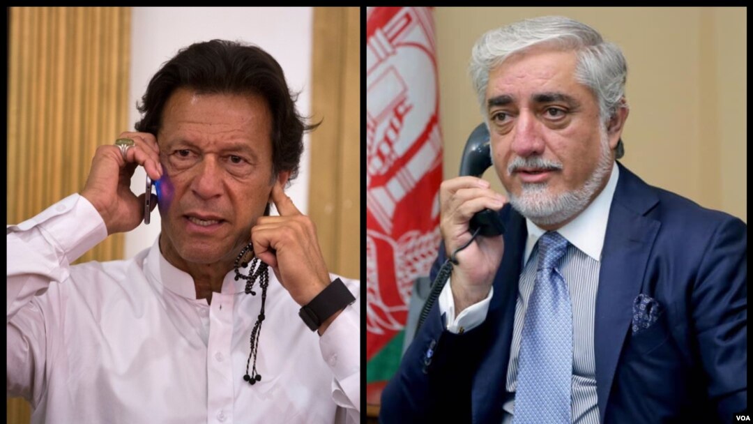 Abdullah Abdullah, Kepala Dewan Perdamaian Afghanistan sedang melakukan komunikasi melalui telepon dengan Perdana Menteri Pakistan Imran Khan. (Foto: VOA)