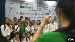 Dr. Geraldine Richmond, US Science Envoy to Southeast Asia, poses for photos with Cambodian high school students after her talks on “Why I love being a scientist,” at the Science and Engineer festival in Cambodia, on March 10, 2016. (Nov Povleakhena/VOA Khmer)