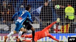 Gerard Moreno du FC Barcelone, à gauche, marque lors du match le Real Madrid, Espagne, le 27 février 2018.