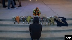 Una persona reza durante una vigilia por las víctimas del tiroteo en la escuela secundaria Apalachee en Jug Tavern Park en Winder, Georgia, el 4 de septiembre de 2024.