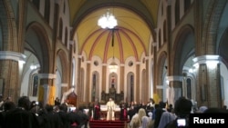 Paus Fransiskus berdiri di altar Katedral Kampala saat misa terbuka di Kampala, Uganda, 28 November 2015.