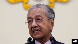 Pemimpin sementara Malaysia, Mahathir Mohamad, dalam konferensi pers di Putrajaya, Malaysia, Kamis, 27 Februari 2020.