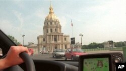 운전 중 네비게이터를 사용하는 모습