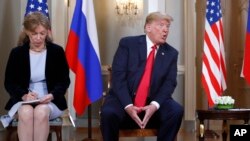 Foto bertanggal 16 Juli 2018 menunjukkan juru bahasa Marina Gross, kiri, mencatat saat Presiden AS, Donald Trump, berbicara dengan Presiden Rusia, Vladimir Putin, di awal pertemuan tatap muka di Istana Presiden, Helsinki, Finlandia, Senin, 16 Juli 2018 (AP Photo/Pablo Martinez Mo