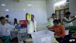၂၀၁၅ ခုနှစ် ရွေးကောက်ပွဲတုန်းက ရန်ကုန်မြို့ရှိ မဲရုံတခုက မြင်ကွင်း။ (နိုဝင်ဘာ ၀၈၊ ၂၀၁၅)