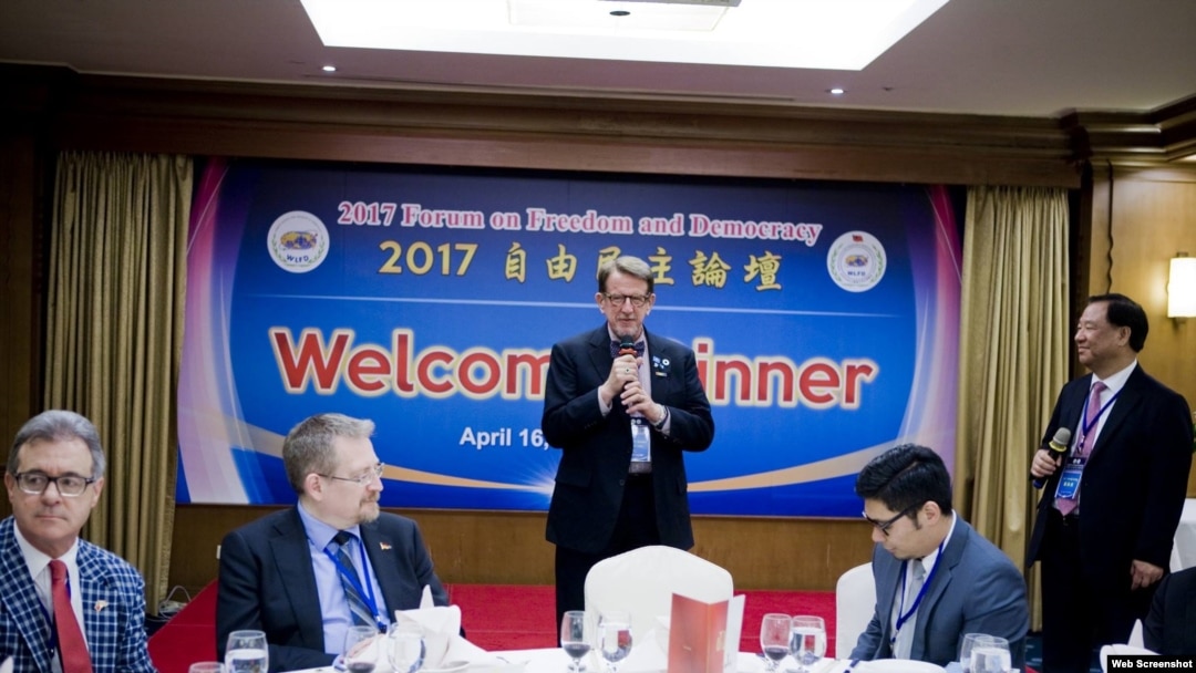 聯合國非政府組織執行委員會主席布魯斯·納茲在台灣舉行的“2017自由民主論壇”歡迎晚宴中致詞(世界自由民主聯盟臉書官網)