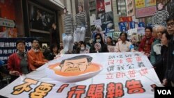 香港十多個民間團體及泛民政黨，發起"不要行騙報告"遊行，大會稱有2,000人參與(美國之音湯惠芸)