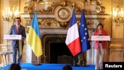 Глава МИД Украины Дмитрий Кулеба и министр иностранных дел Франции Катрин Колонна проводят совместную конференцию в Париже. 29 августа 2023 г. 