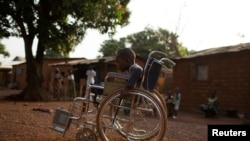 Photo d’archives (4 février 2014) : Giovanni Mougounou, 10 ans, est condamné à vivre en fauteuil roulant après avoir perdu ses jambes dans une attaque armée en avril 2013 dans le quartier Boy Rabe de Bangui, en République centrafricaine.