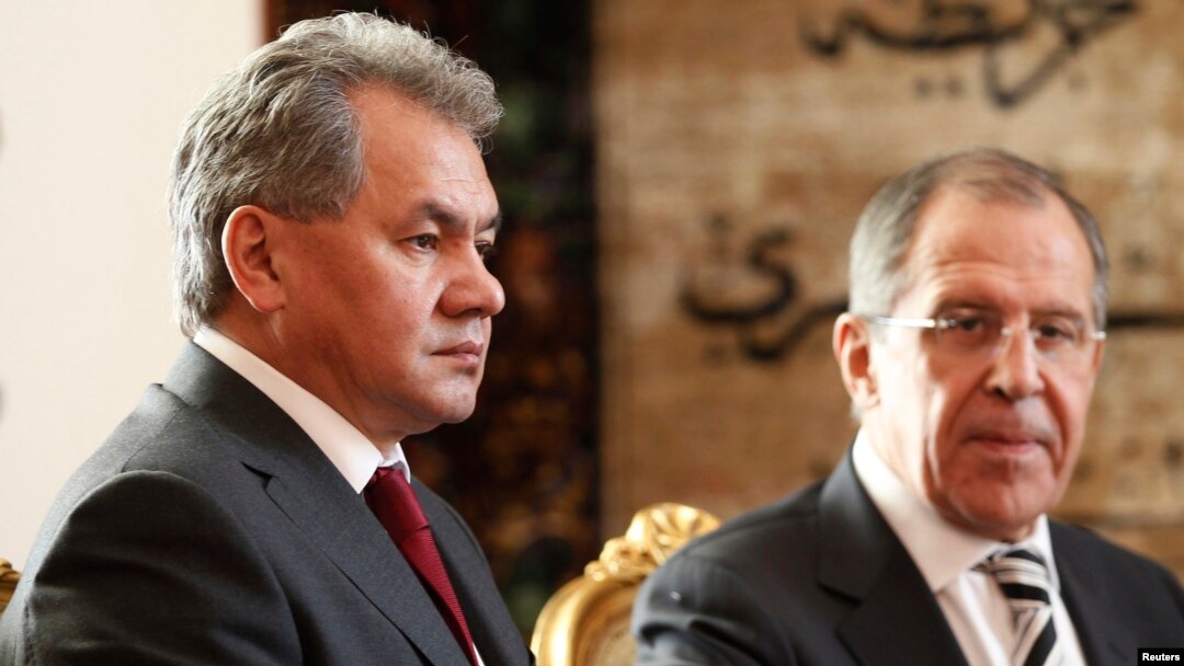 Menhan Rusia Sergei Shoigu (kiri) dan Menlu Rusia Sergei Lavrov (foto: dok). Menhan Soigu hari Selasa (29/4) mengecam peningkatan militer NATO di Eropa Timur.

