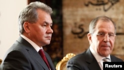 Menhan Rusia Sergei Shoigu (kiri) dan Menlu Rusia Sergei Lavrov (foto: dok). Menhan Soigu hari Selasa (29/4) mengecam peningkatan militer NATO di Eropa Timur.
