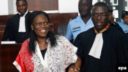 L’ancienne première dame de la Côte-d'Ivoire, Simone Gbagbo, à gauche, est accompagnée de son avocat, au premier jour de son procès à Abidjan, 31 mai 2016.