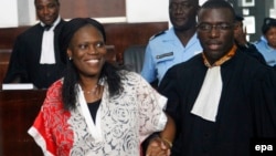 Simone Gbagbo, en compagnie de son avocat, Abidjan, Côte d'Ivoire, le 31 mai 2016. (epa/Legnan Koula)